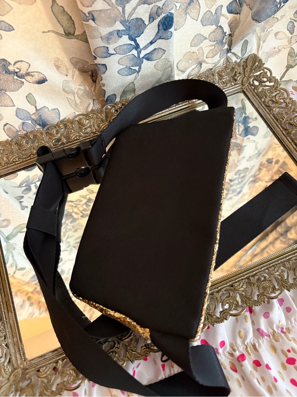 PINK Victoria's Secret Gold Glitter Crossbody Waist Bag - Picture 4 of 4